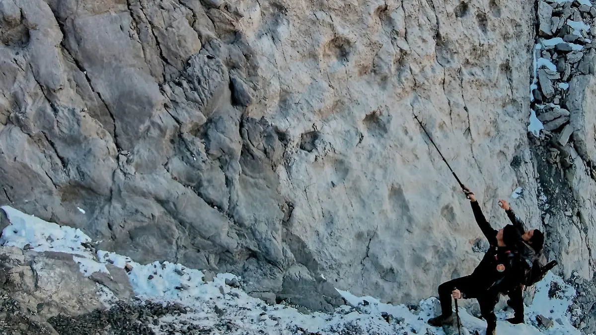 Dieses vom Stelvio National Park zur Verfügung gestellte Foto zeigt den Carabinieri-Beamten Giacomo Regazzoni (l) und den Parkmitarbeiter Elia Vitalini beim Begutachten der spättriassischen Prosauropoden-Fußabdrücke im Fraele-Tal in Norditalien.