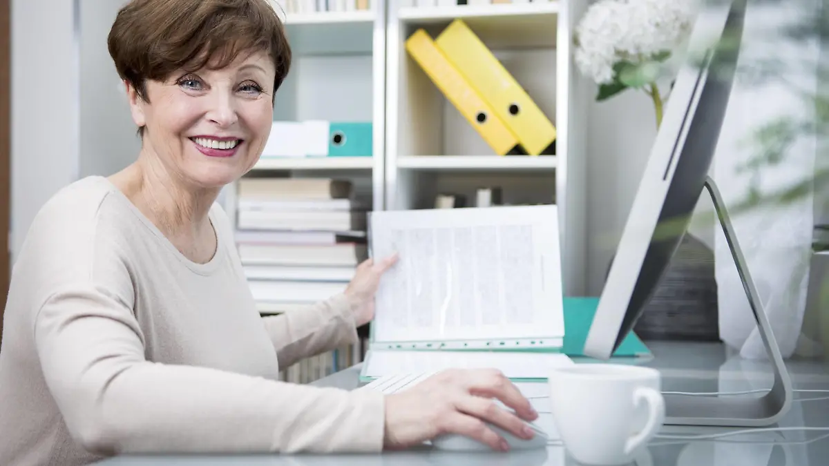 Senior woman working at computer with a cup of coffee model released Symbolfoto property released PUBLICATIONxINxGERxSUIxAUTxHUNxONLY WESTF23323
Senior Woman Working AT Computer With a Cup of Coffee Model released Symbolic image Property released PUBLICATIONxINxGERxSUIxAUTxHUNxONLY WESTF23323