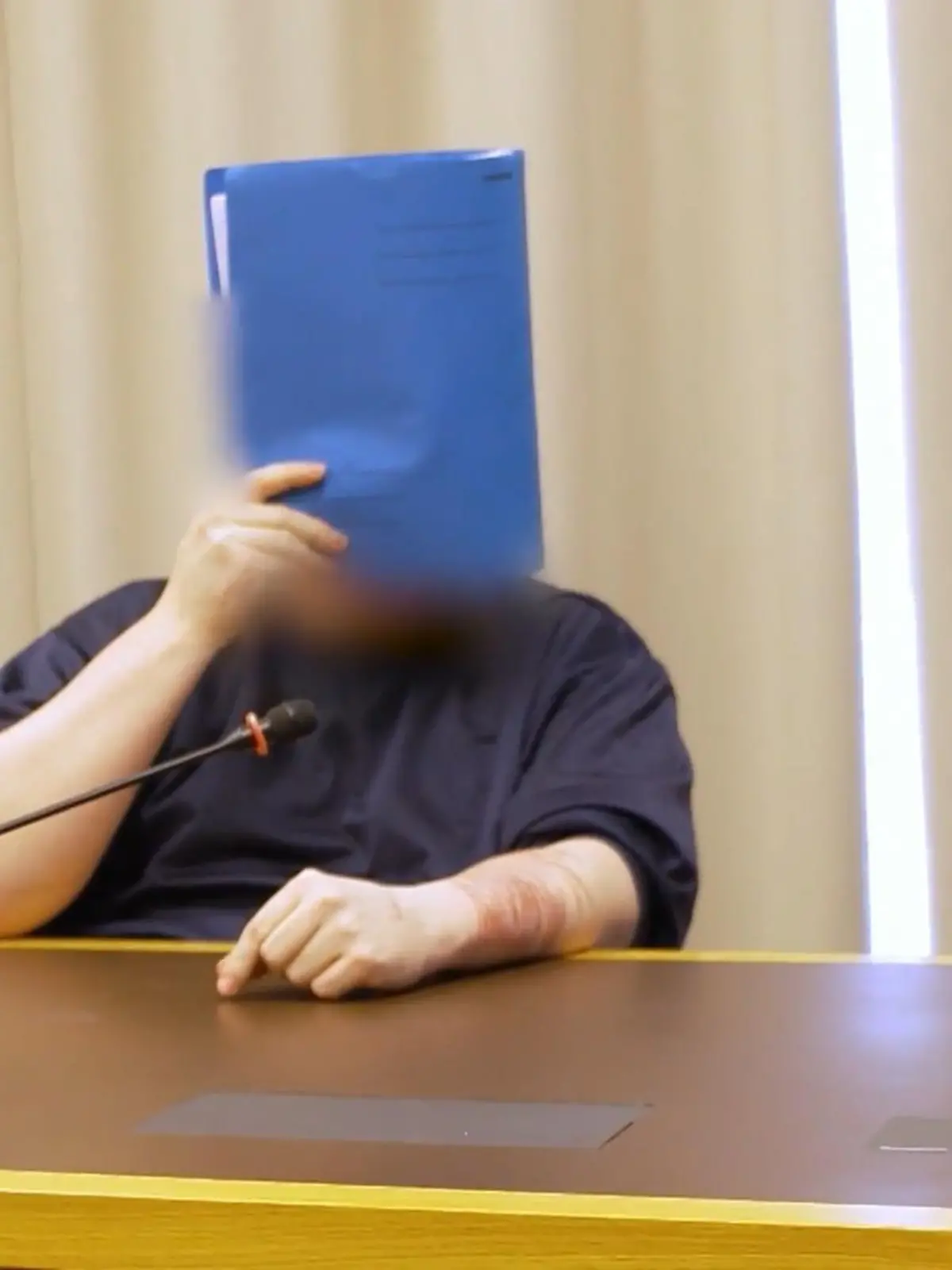 Bild zu: "Justizskandal: Mario W. vergeht sich trotz Fußfessel weiter an Kindern"