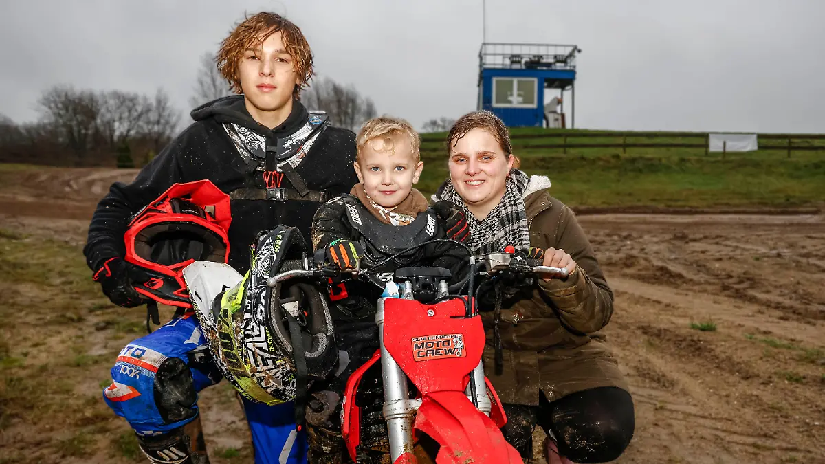 Dreijähriges Naturtalent fährt Motocross