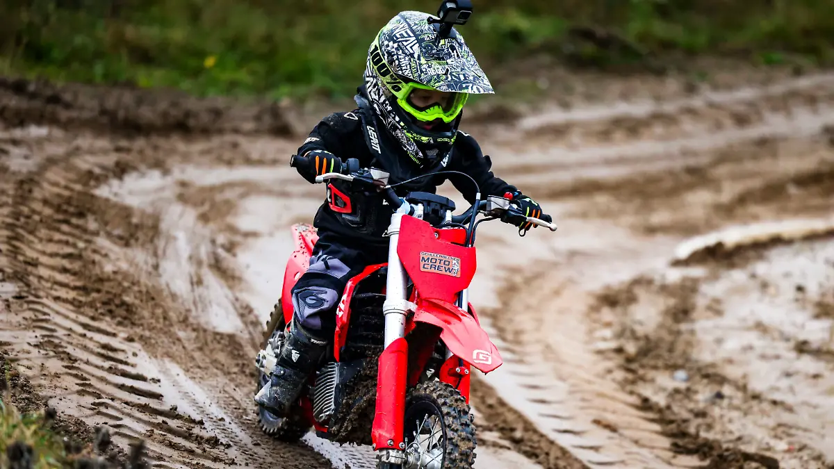 Dreijähriges Naturtalent fährt Motocross