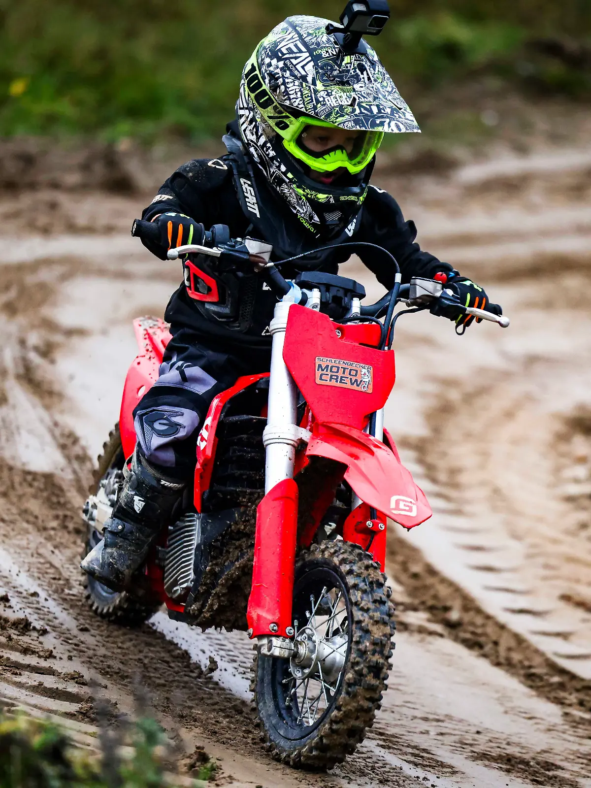 Dreijähriges Naturtalent fährt Motocross