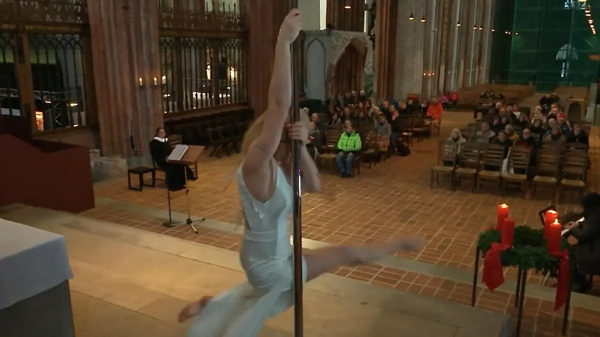 Kunst-oder-Blasphemie-Frau-macht-Poledance-in-der-Kirche