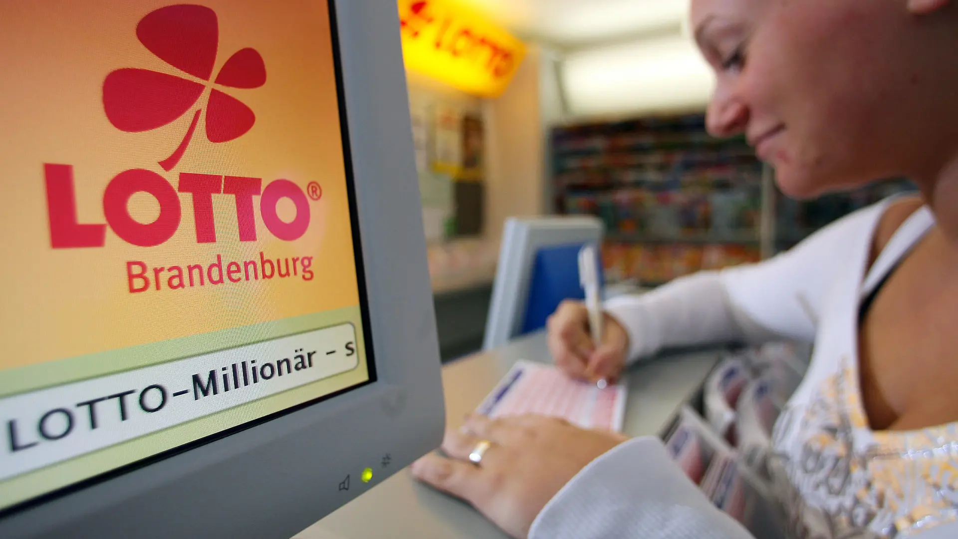 Julia Poerschke füllt am Donnerstag (09.03.2006) in einem Lottoladen in Potsdam einen Lottoschein aus. Deutschlands Lottogesellschaften wollen künftig erstmals einheitlich auftreten. Kern des neuen Marktauftritts ist der Schriftzug "Lotto" in Verbindung mit einem vorangestellten vierblättrigen Kleeblatt, teilte die derzeit federführende Land Brandenburg Lotto GmbH am Donnerstag (09.03.2006) in Potsdam mit. Auch die Logos aller anderen Produkte der Lottogesellschaften der Bundesländer, wie Glücksspirale, Spiel 77 oder Oddset werden um eine Unterzeile mit dem Hinweis «von Lotto» sowie dem Kleeblatt ergänzt. (zu dpa 0449 vom 09.03.2006) Foto: Jan Woitas dpa/lbn +++(c) dpa - Bildfunk+++