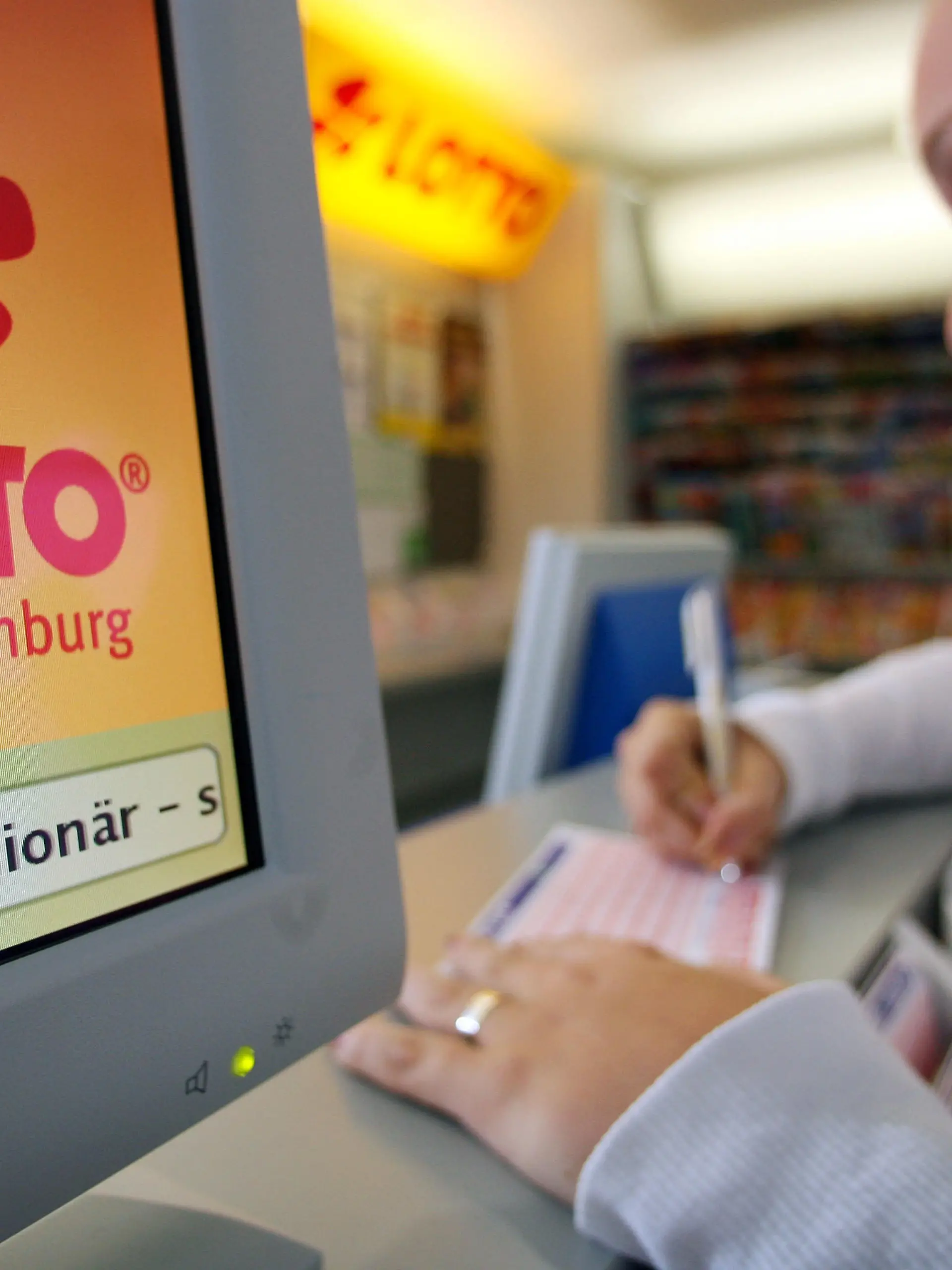 Julia Poerschke füllt am Donnerstag (09.03.2006) in einem Lottoladen in Potsdam einen Lottoschein aus. Deutschlands Lottogesellschaften wollen künftig erstmals einheitlich auftreten. Kern des neuen Marktauftritts ist der Schriftzug "Lotto" in Verbindung mit einem vorangestellten vierblättrigen Kleeblatt, teilte die derzeit federführende Land Brandenburg Lotto GmbH am Donnerstag (09.03.2006) in Potsdam mit. Auch die Logos aller anderen Produkte der Lottogesellschaften der Bundesländer, wie Glücksspirale, Spiel 77 oder Oddset werden um eine Unterzeile mit dem Hinweis «von Lotto» sowie dem Kleeblatt ergänzt. (zu dpa 0449 vom 09.03.2006) Foto: Jan Woitas dpa/lbn +++(c) dpa - Bildfunk+++