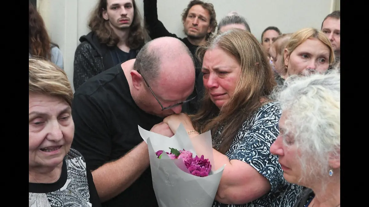 Matildas Eltern Valentyna (r.) und Michael unter Tränen 