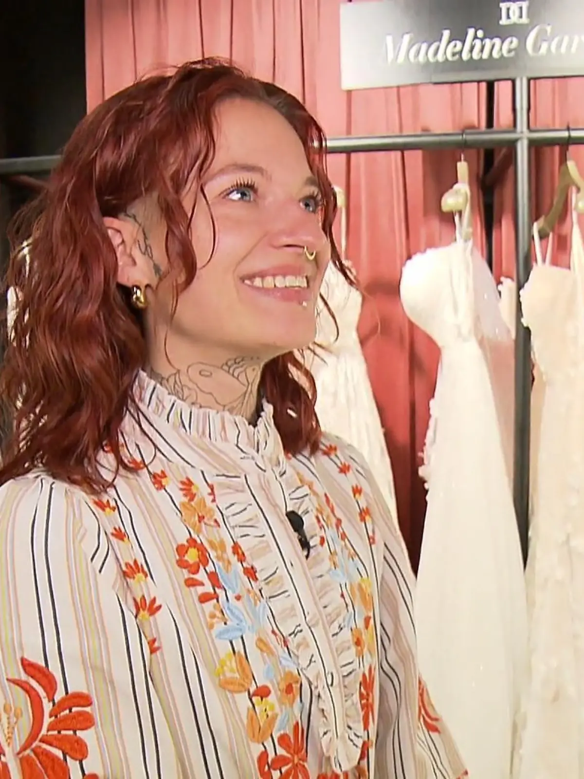 Bild zu: "Loraine darf heute extravagante Kleider auswählen"