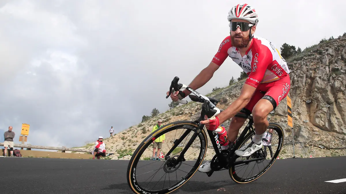 ARCHIV - 07.07.2021, Frankreich, Malaucene: Radsport: UCI WorldTour - Tour de France, Sorgues - Malaucène (198,90 km), 11. Etappe. Der Deutsche Simon Geschke vom Team Cofidis fährt den Mont Ventoux hinunter. (zu «Fall für Diplomatie: Botschaft setzt sich für Radprofi Geschke ein») Foto: Roth/dpa +++ dpa-Bildfunk +++
