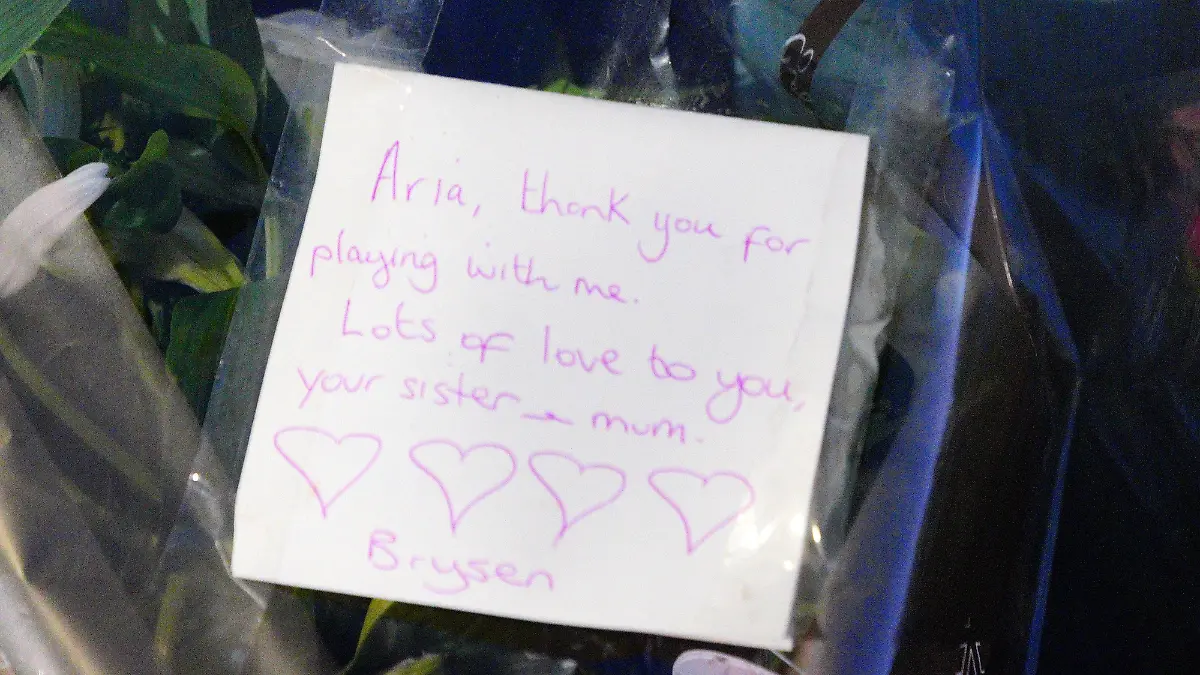 Rührende Geste: „Aria, danke, dass du mit mir gespielt hast. Viel Liebe für dich, deine Schwester und Mama§, steht auf diesem Zettel, der mit vier Herzen und dem Jungennamen Brysen unterschrieben ist. 