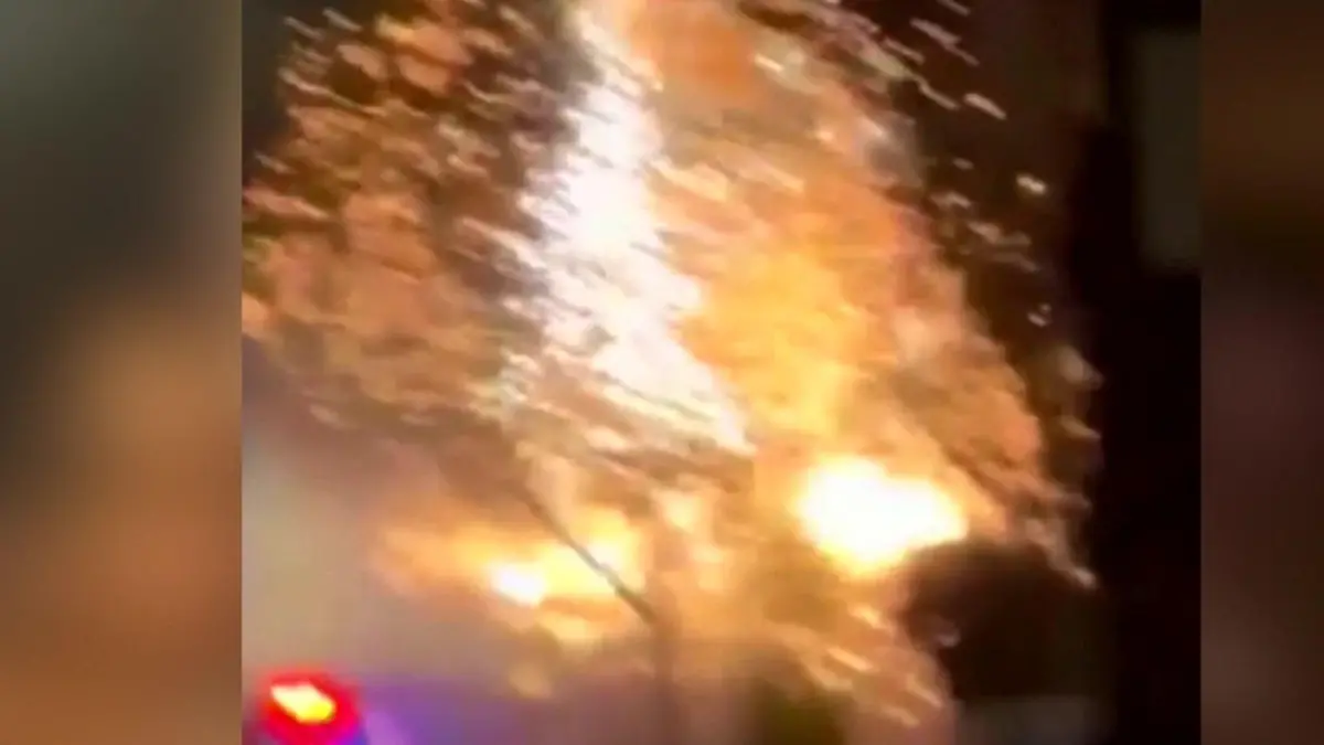 Auf der Flucht vor der Polizei! Gestohlener Ferrari kracht in Strommast Ungewolltes Feuerwerk