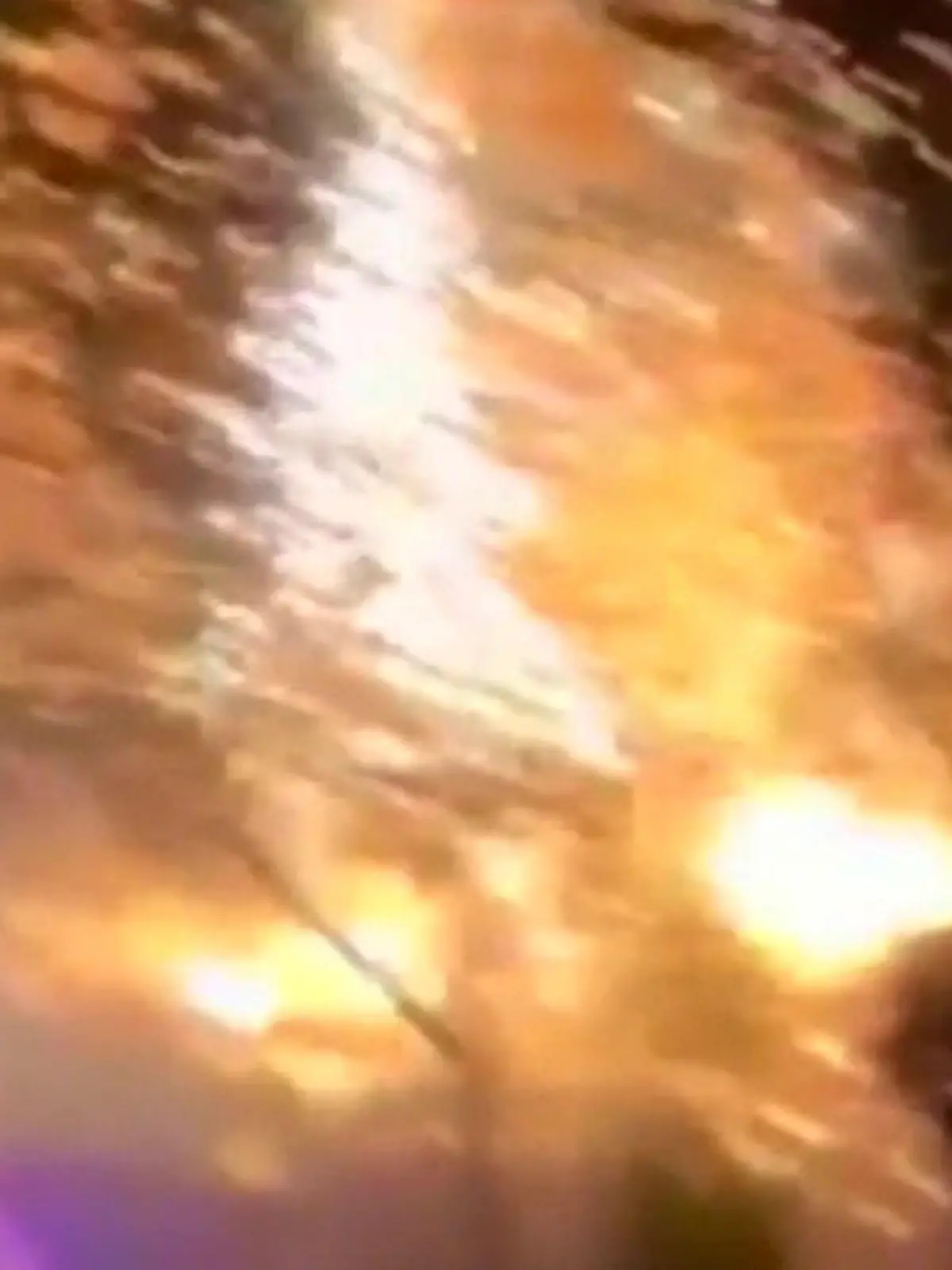 Bild zu: "Auf der Flucht vor der Polizei! Gestohlener Ferrari kracht in Strommast"