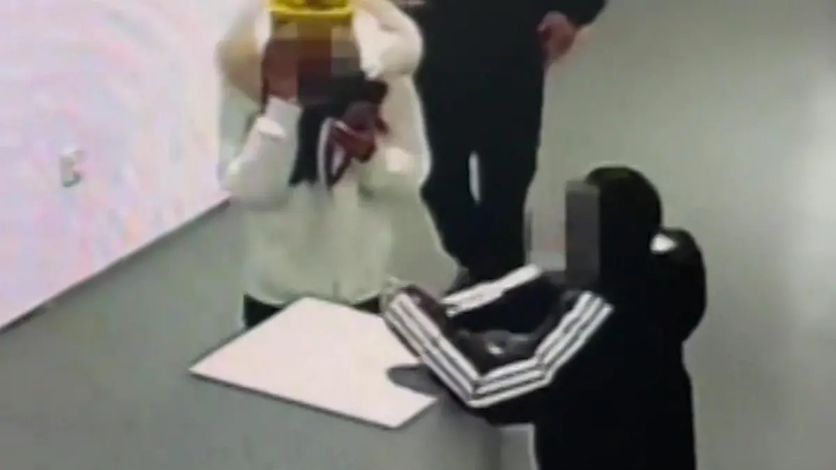 Mit einem Wisch zerstört! Goldene Krone sollte eine Erinnerung für die Ewigkeit sein Nur gucken, nicht anfassen!