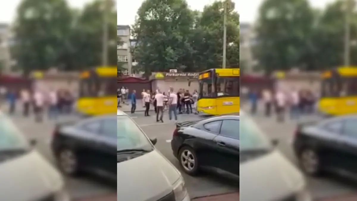 Hier sieht man die Gruppe der jungen Leute und den Bus, der die junge Frau wenige Augenblicke später überfuhr.