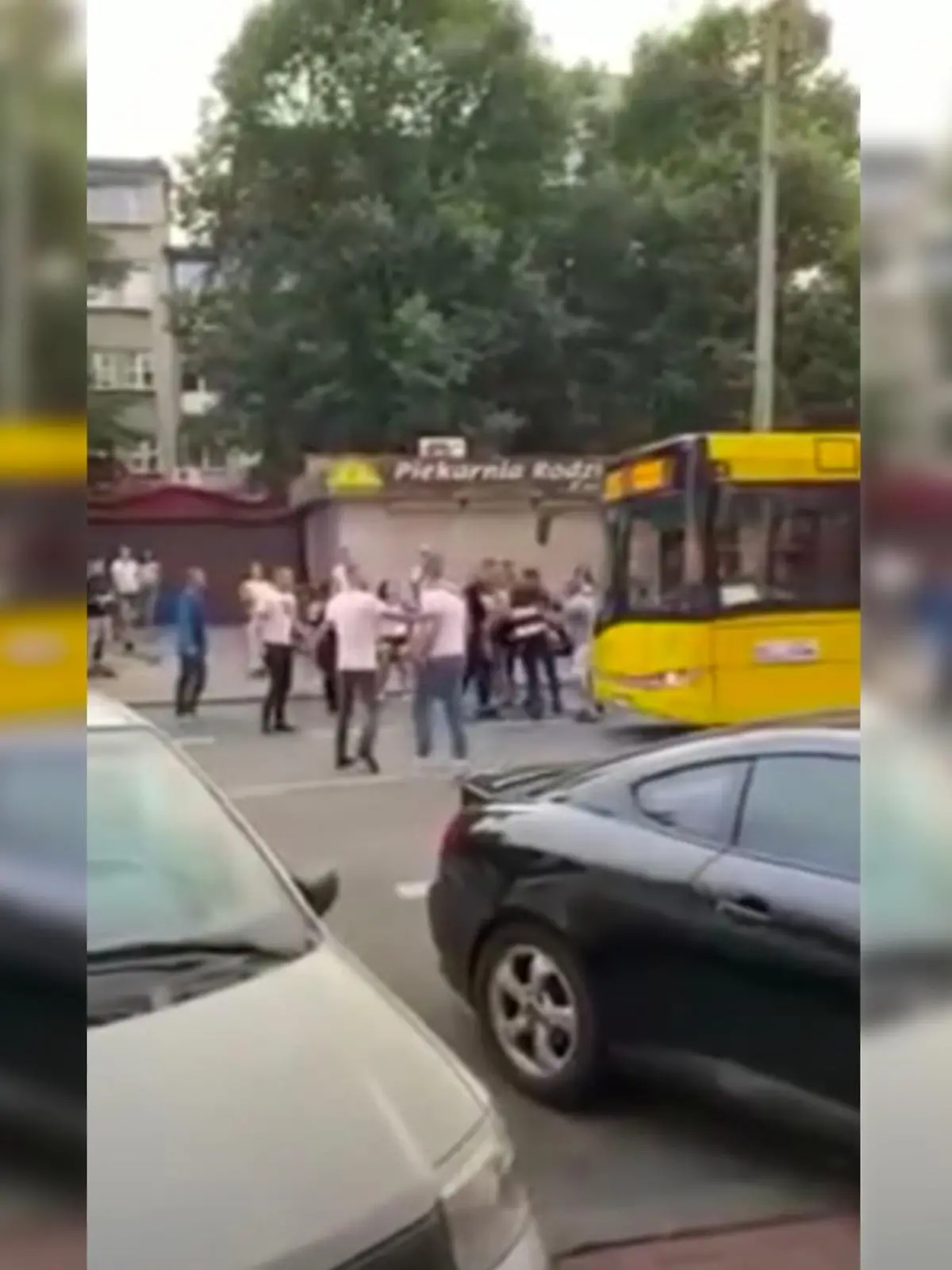 Hier sieht man die Gruppe der jungen Leute und den Bus, der die junge Frau wenige Augenblicke später überfuhr.