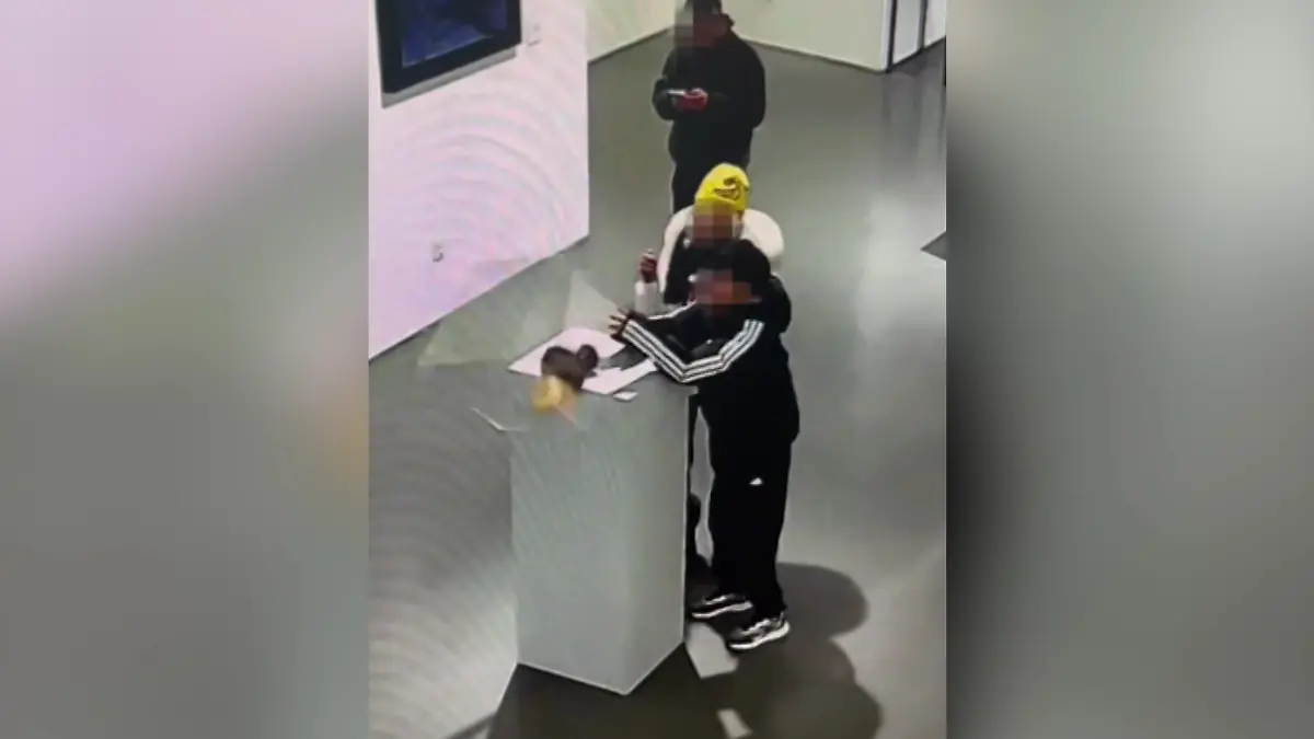 China-Kind-wirft-Kunstwerk-in-Ausstellung-um-Goldene-Krone-sollte-eine-Erinnerung-f-r-die-Ewigkeit-sein