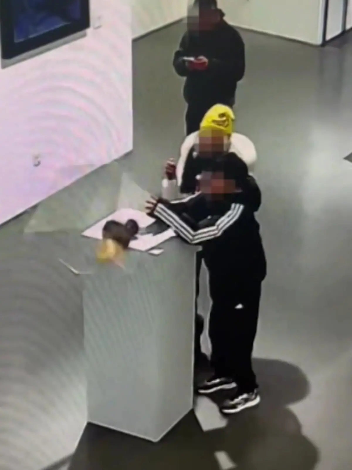 Bild zu: "Mit einem Wisch zerstört! Goldene Krone sollte eine Erinnerung für die Ewigkeit sein"