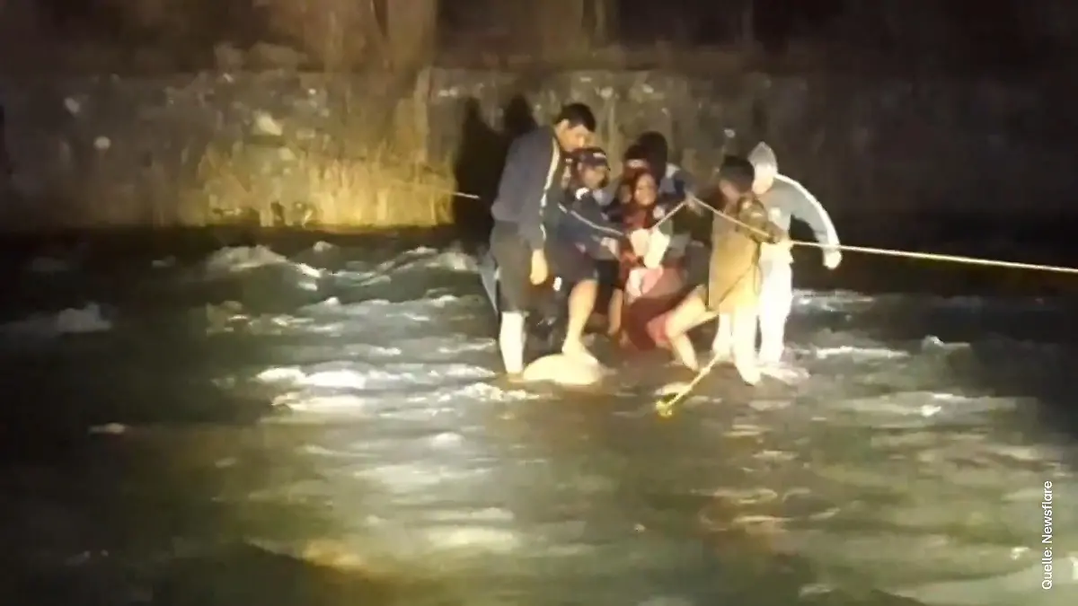 Touristen von starker Strömung überrascht – plötzlich ist das Wasser überall! Notruf mitten in der Nacht