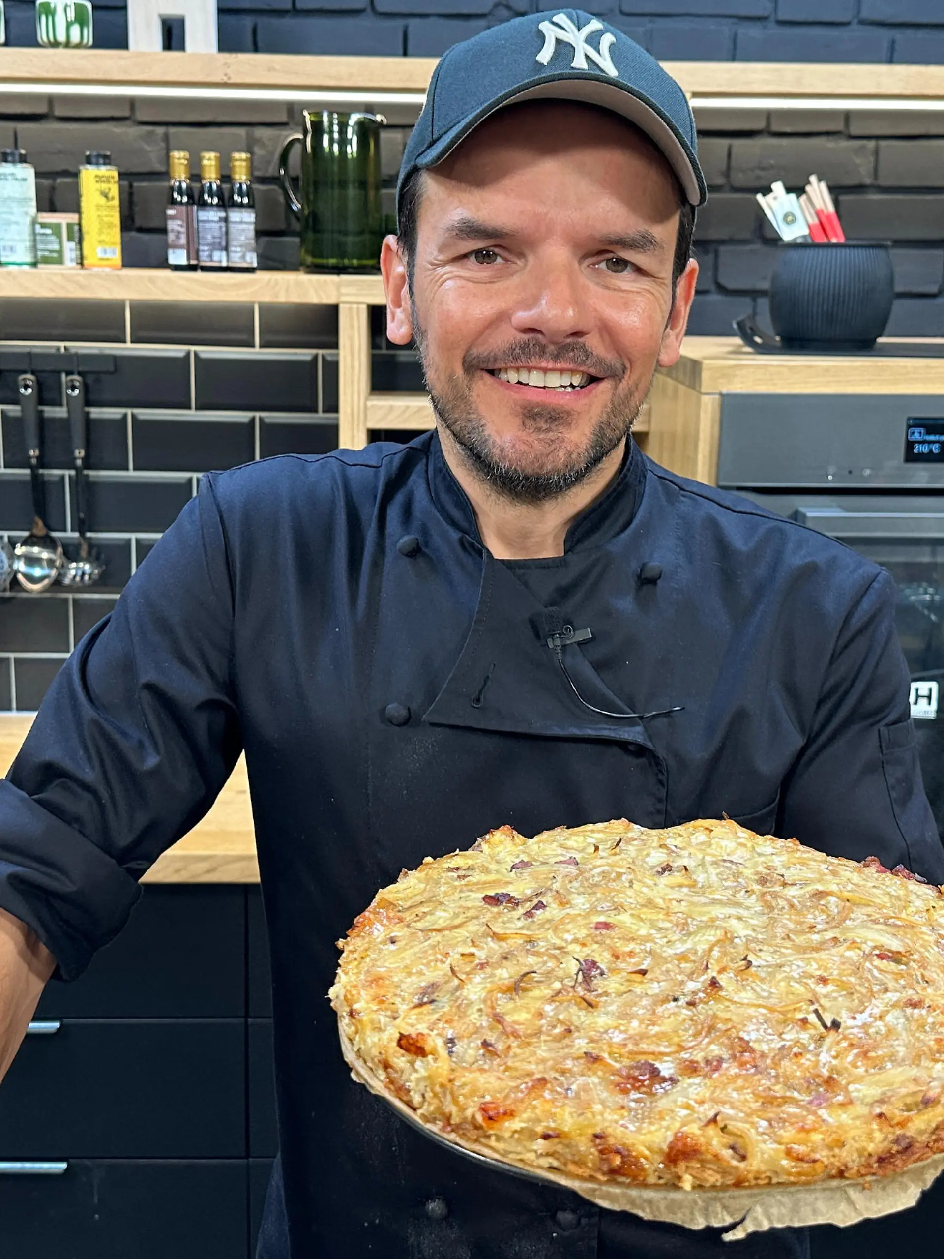 Bild zu: "Einfacher Zwiebelkuchen mit Crackerboden - ganz ohne Teig"