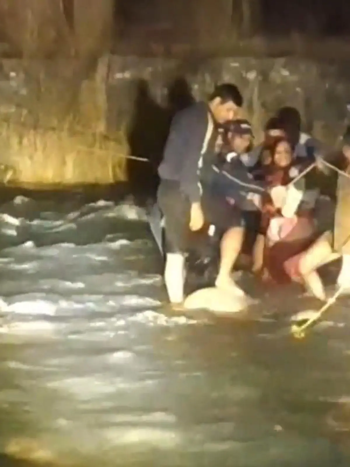 Bild zu: "Touristen von starker Strömung überrascht – plötzlich ist das Wasser überall!"