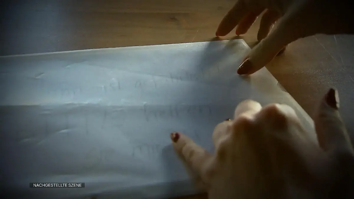 Gefangene Frau rettet sich mit einem Zetteltrick! Hilferuf rettet Leben