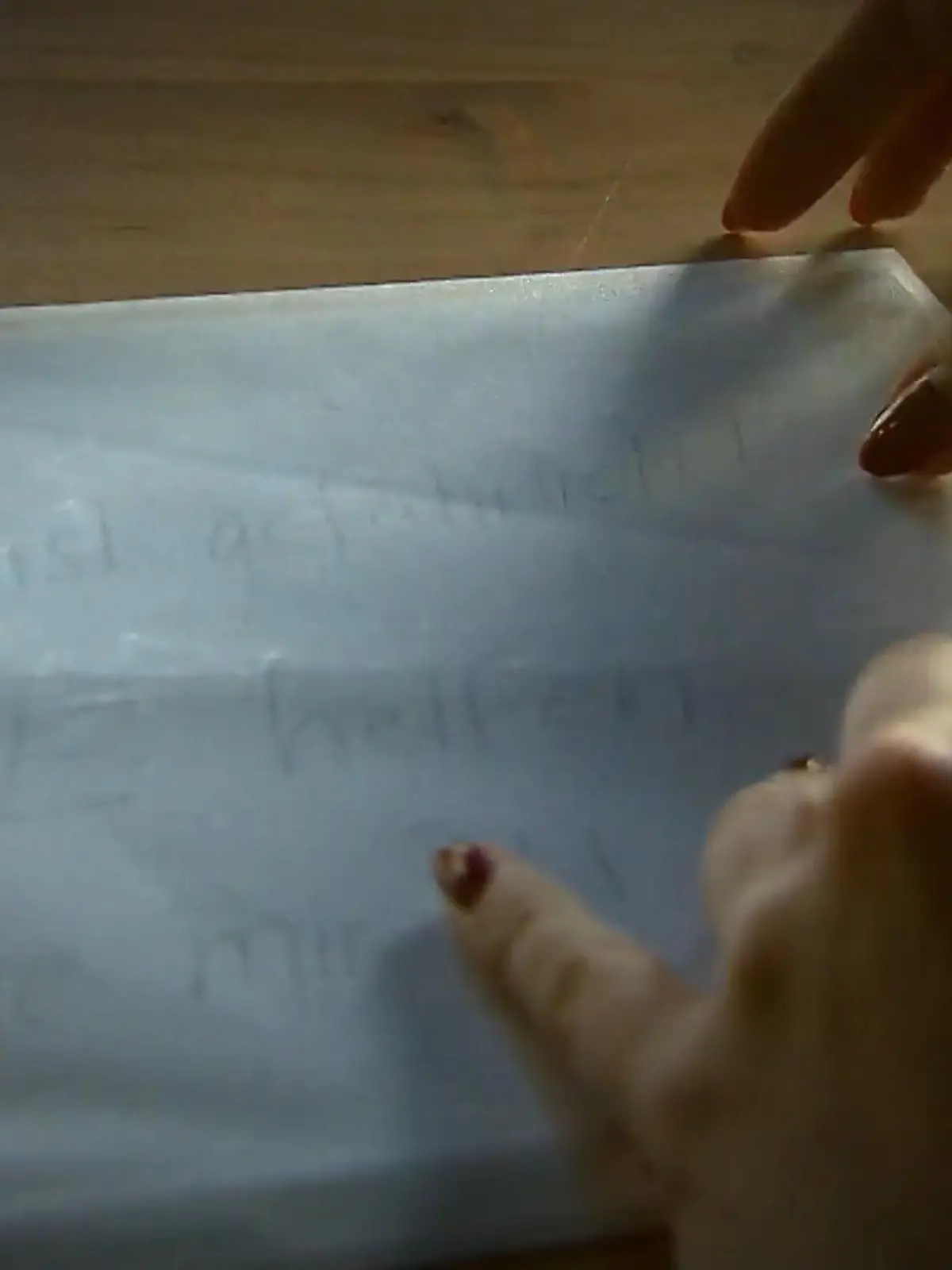 Bild zu: "Gefangene Frau rettet sich mit einem Zetteltrick!"