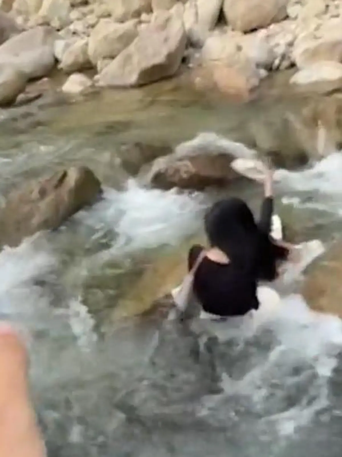 Bild zu: "Vom Traum-Moment zum Albtraum – dieser Heiratsantrag endet im Wasser"