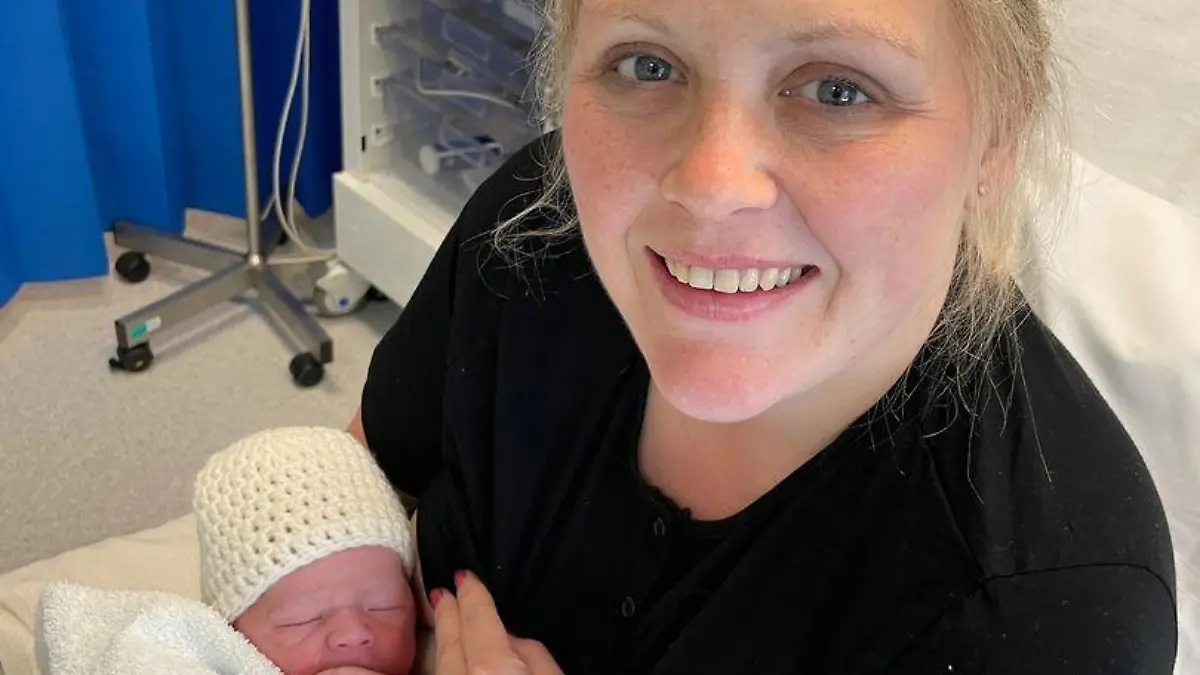 Mutter bringt Baby an Bushaltestelle zur Welt