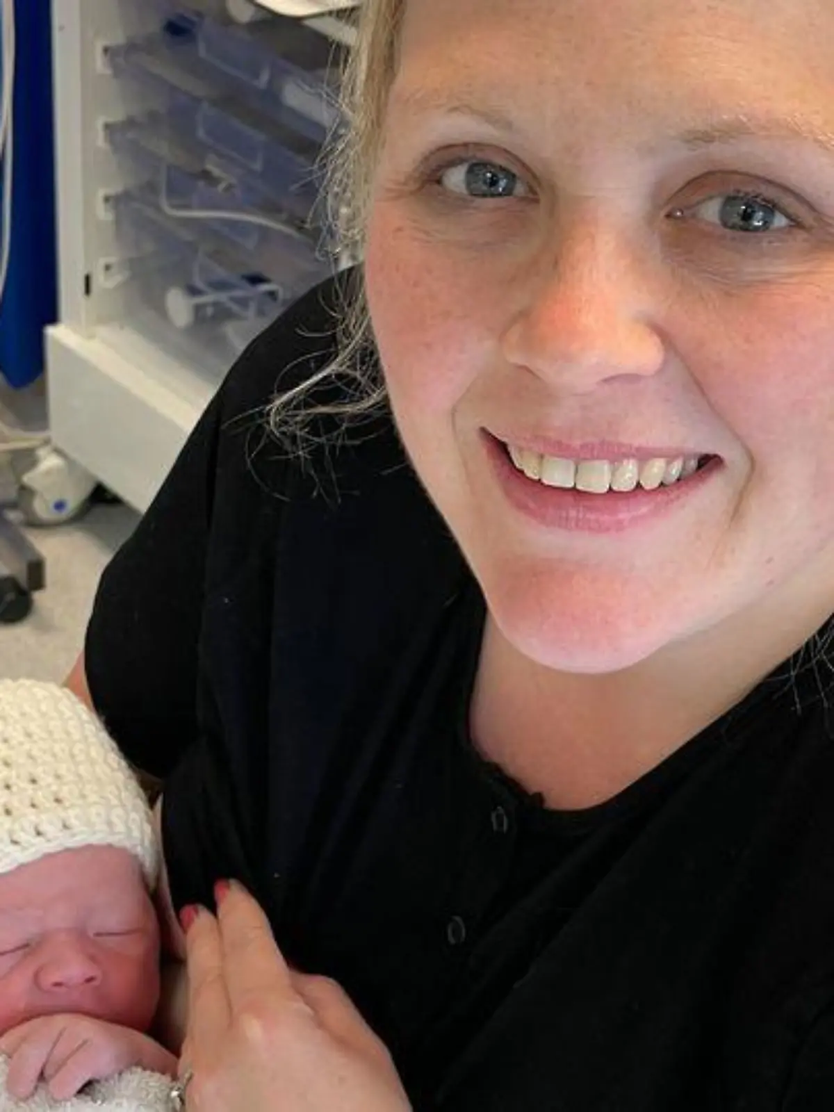 Mutter bringt Baby an Bushaltestelle zur Welt