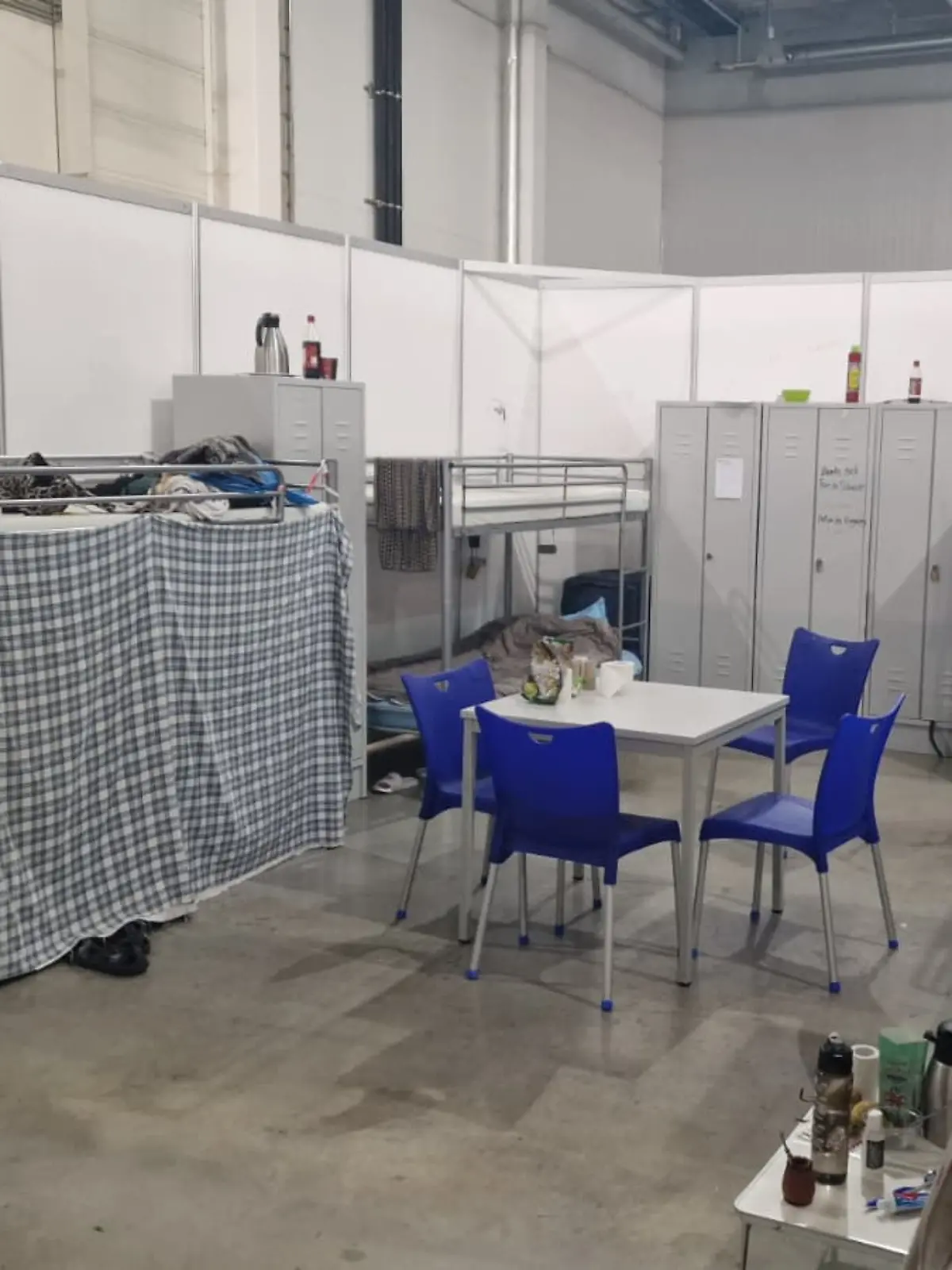 Bild zu: "Bewohner kritisieren menschenunwürdige Bedingungen in Notunterkunft "