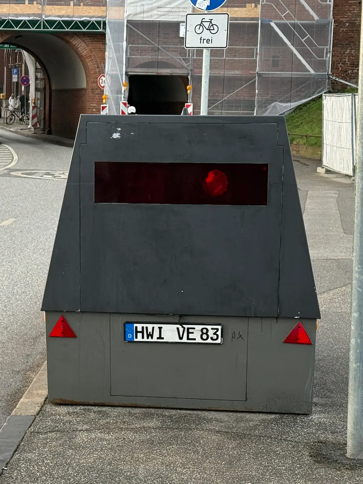 Dieser Blitzer blitzt fleißig – selbst Schneckentempo!