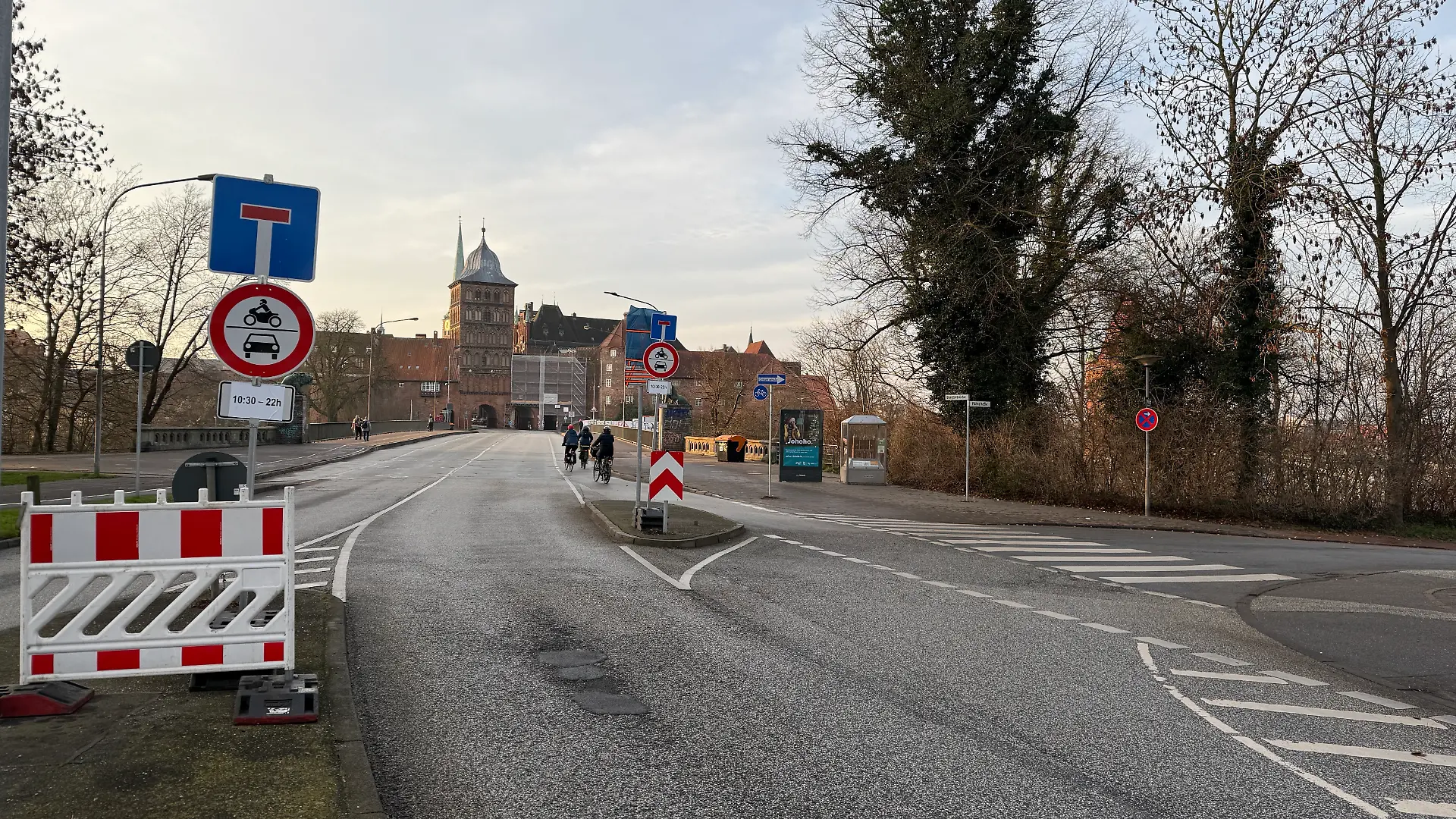 Autofahrer dürfen hier zu einer bestimmten Uhrzeit nicht durchfahren, machen sie es doch, gibt es ein Blitzerfoto!