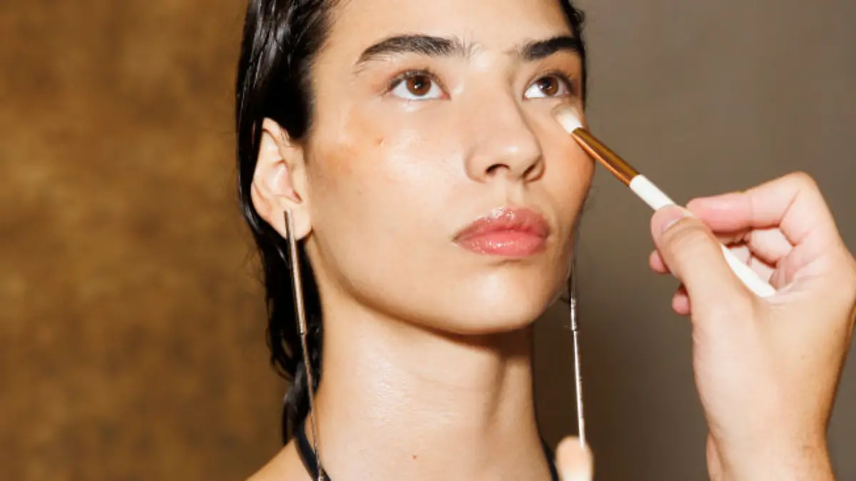 Frau wird geschminkt