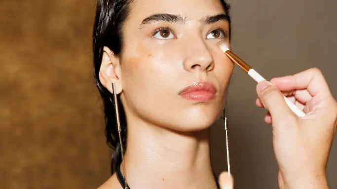 Weihnachtlicher-Glow-statt-mattem-Teint-Drei-Highlighter-zaubern-festlichen-Schimmer