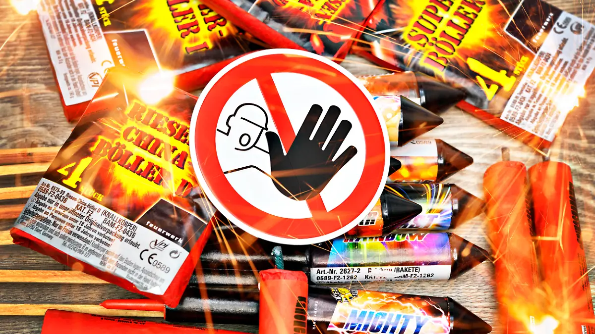 Feuerwerk, Verbotsschild und Funken (Symbolfoto)