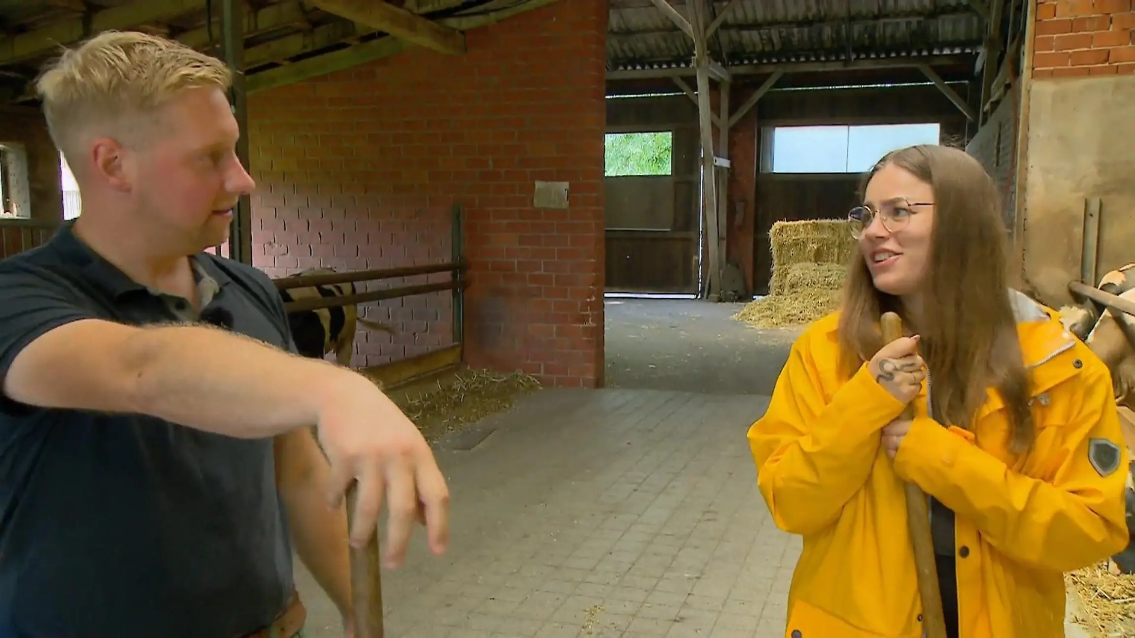 Im Kuhstall haben Daniel und Jenny nur EIN Thema Erotik pur bei „Bauer sucht Frau”