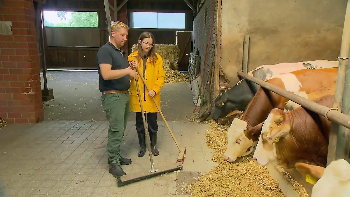 -Feuchte-Angelegenheit-bei-Bauer-sucht-Frau-Sex-Talk-im-Kuhstall