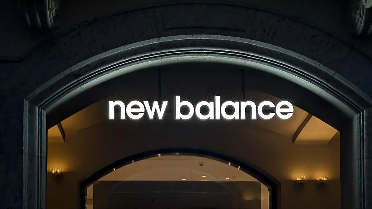 New Balance Store/Logo