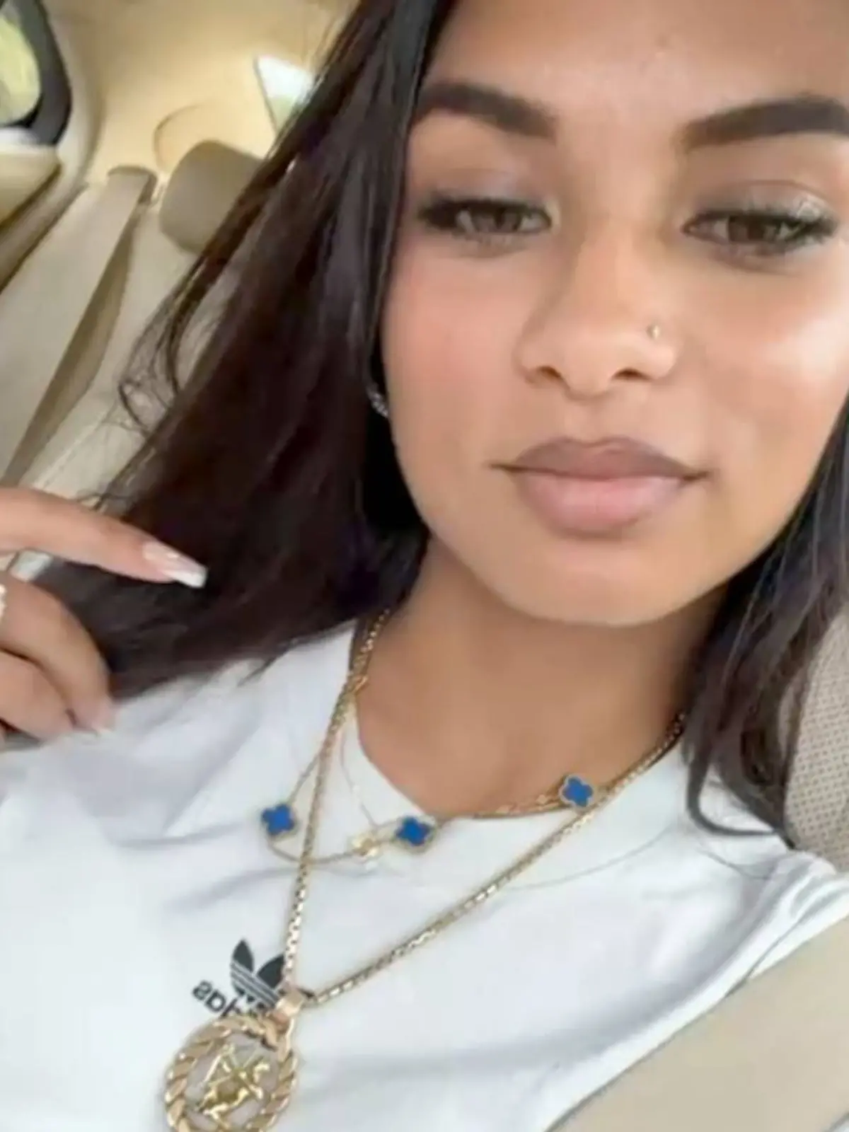 Mit privaten Fotos sucht die Polizei nach dieser Diebin