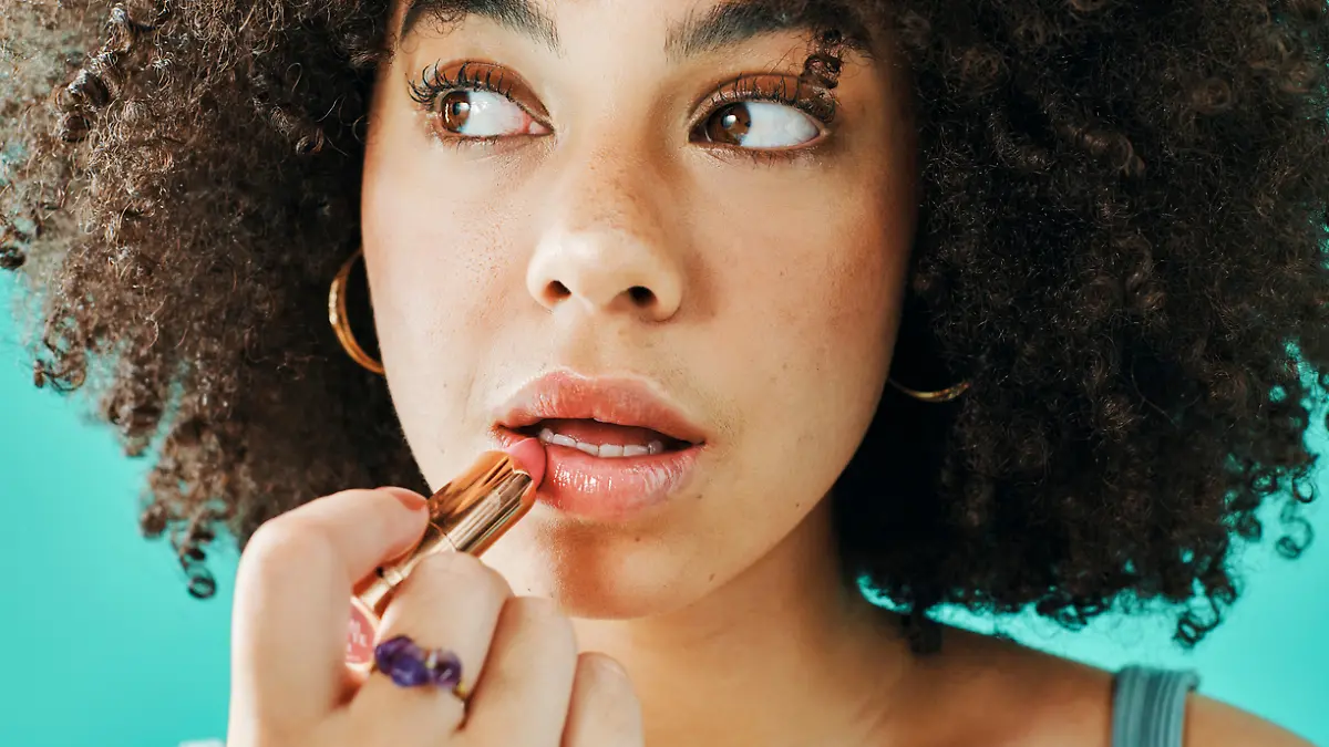Frau trägt Lippenstift auf