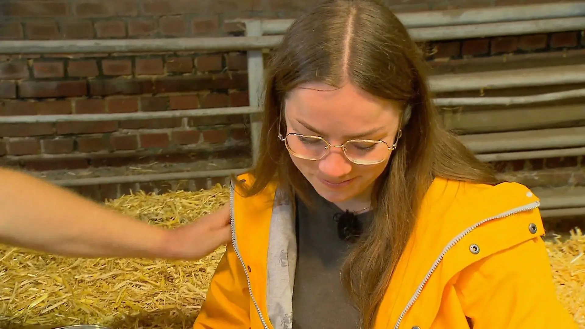 Daniels Worte machen etwas mit Jenny. Ihr kommen die Tränen.