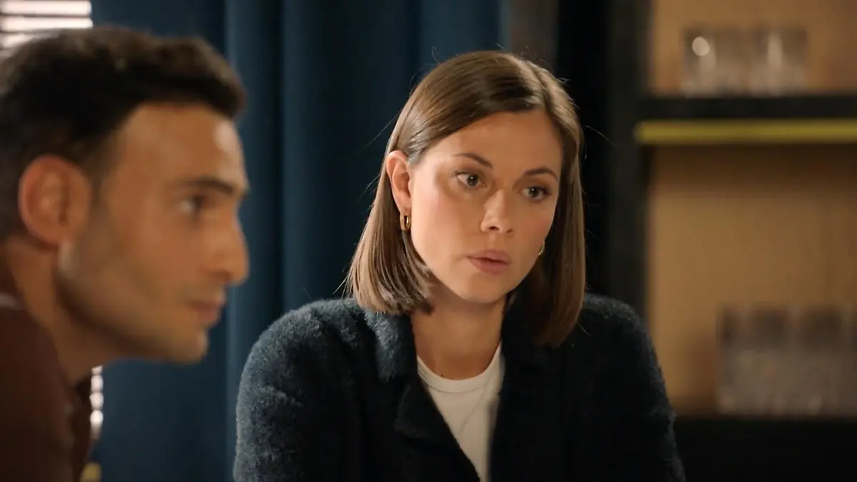 Auch in der Bank hängt Matilda ihren Gedanken nach.