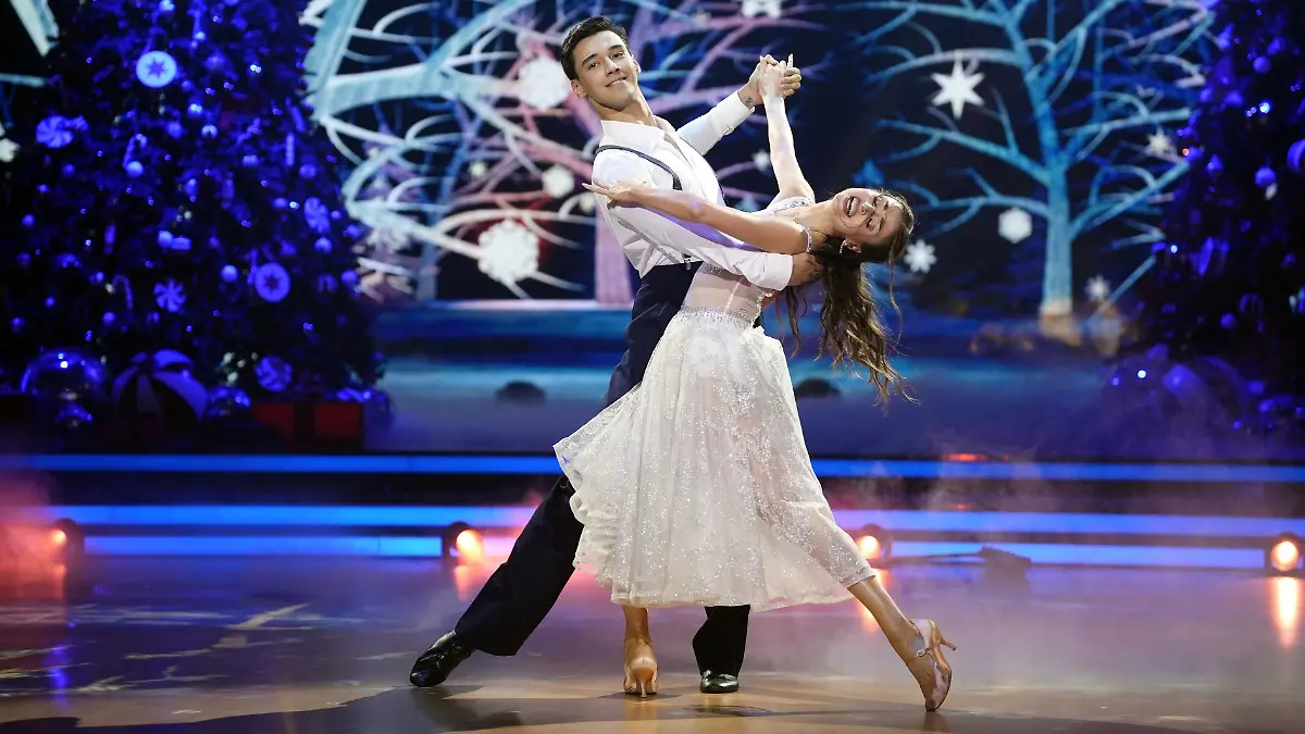 Diego Pooth und Ekaterina Leonova tanzen Langsamer Walzer zu Leise rieselt der Schnee

+++ Die Verwendung des sendungsbezogenen Materials ist nur mit dem Hinweis und Verlinkung auf RTL+ gestattet. +++