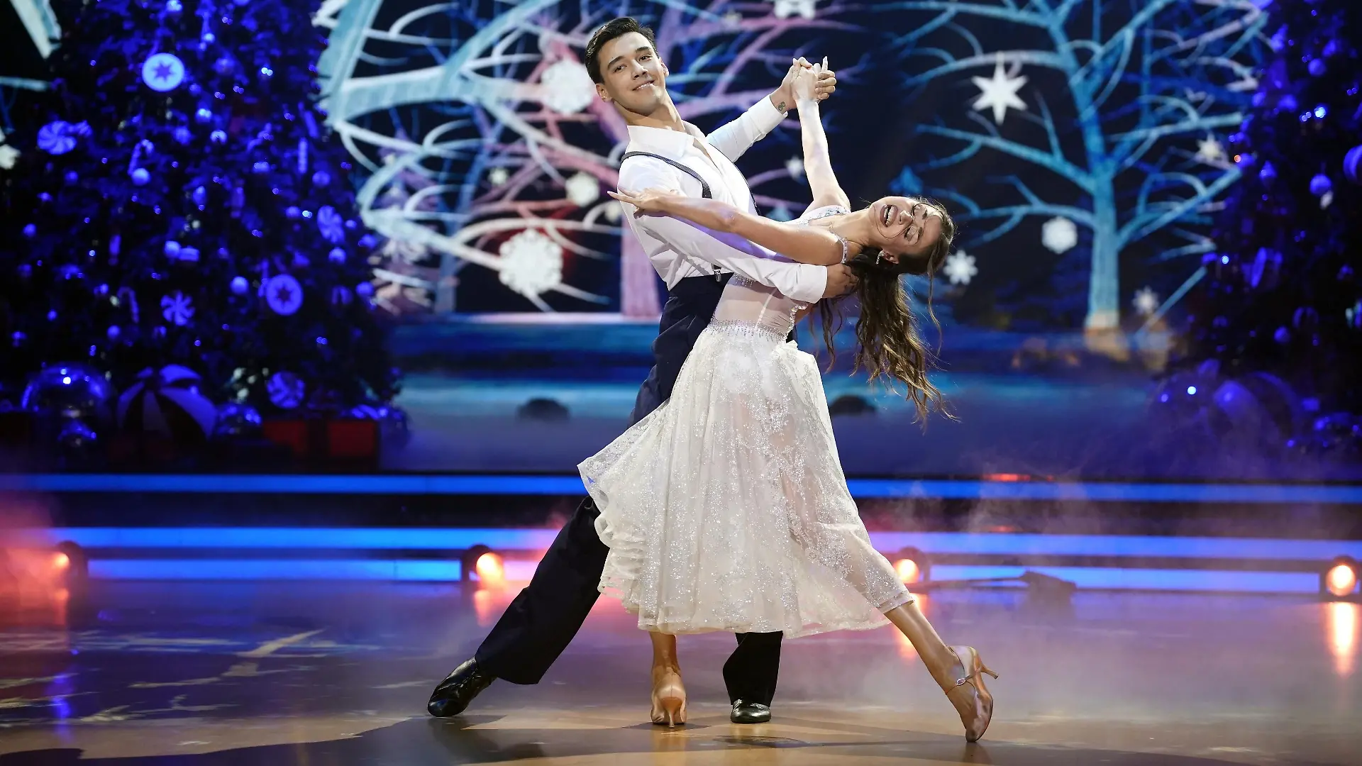 Diego Pooth und Ekaterina Leonova tanzen Langsamer Walzer zu Leise rieselt der Schnee

+++ Die Verwendung des sendungsbezogenen Materials ist nur mit dem Hinweis und Verlinkung auf RTL+ gestattet. +++