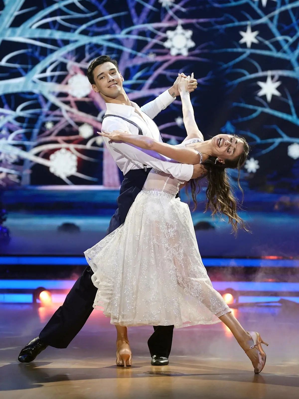 Diego Pooth und Ekaterina Leonova tanzen Langsamer Walzer zu Leise rieselt der Schnee

+++ Die Verwendung des sendungsbezogenen Materials ist nur mit dem Hinweis und Verlinkung auf RTL+ gestattet. +++