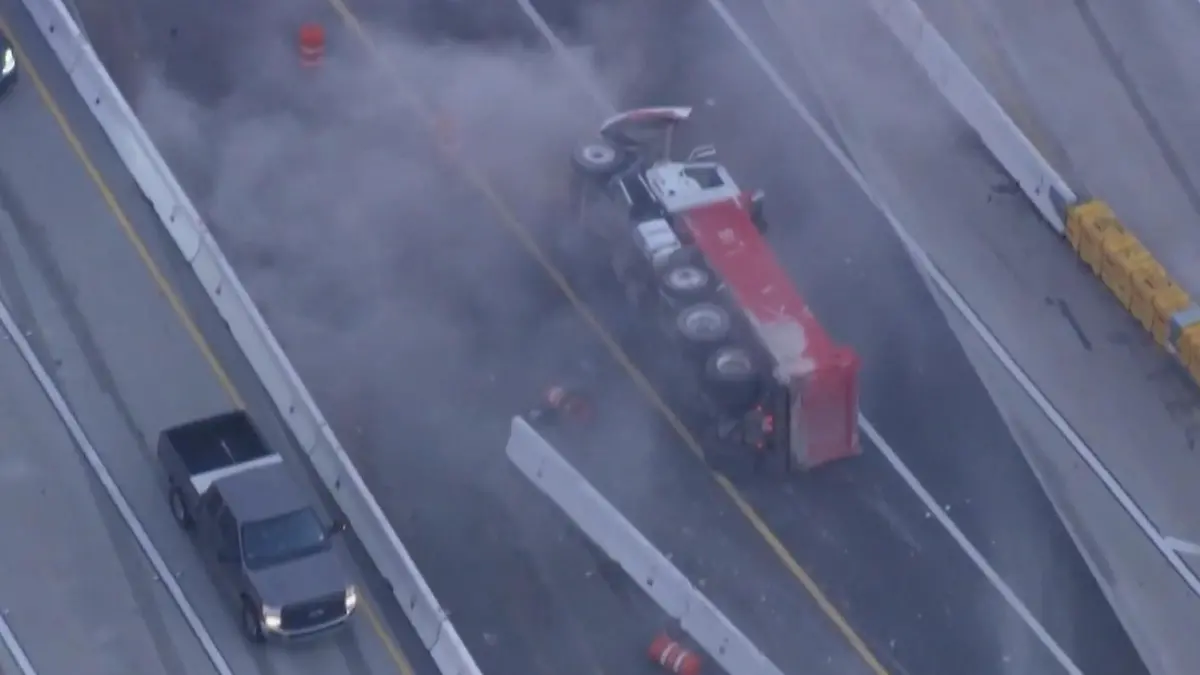 Crash auf dem Highway! Dieb stiehlt Lastwagen – und endet in Baustelle Fahrer verliert die Kontrolle