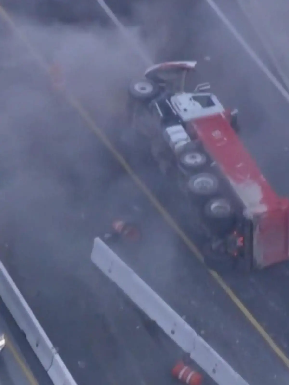 Bild zu: "Crash auf dem Highway! Dieb stiehlt Lastwagen – und endet in Baustelle"