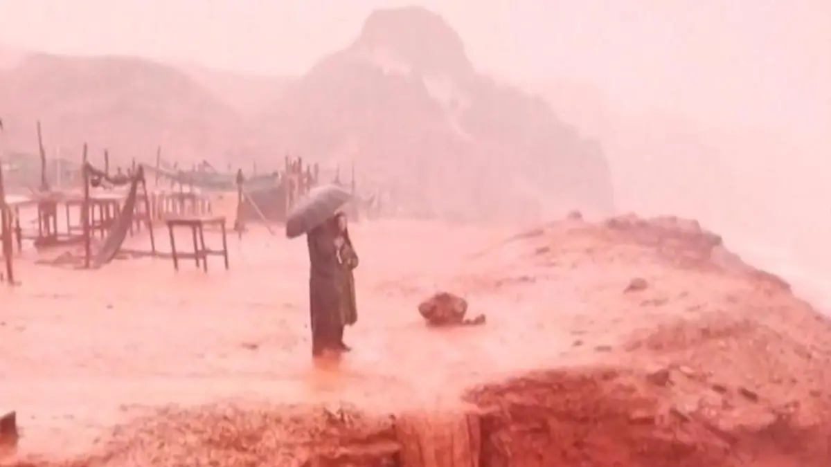 Alles blutrot! Naturphänomen verwandelt Strand in Horror-Film Auf der iranischen Insel Hormus