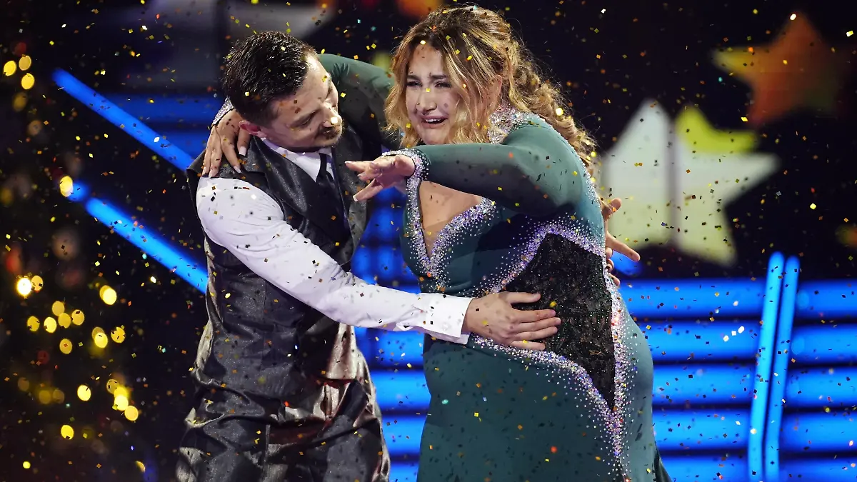 -Let-s-Dance-Weihnachtsshow-Hustenattacke-selfiesandra-verschluckt-sich-beim-Tanzen-am-Konfetti