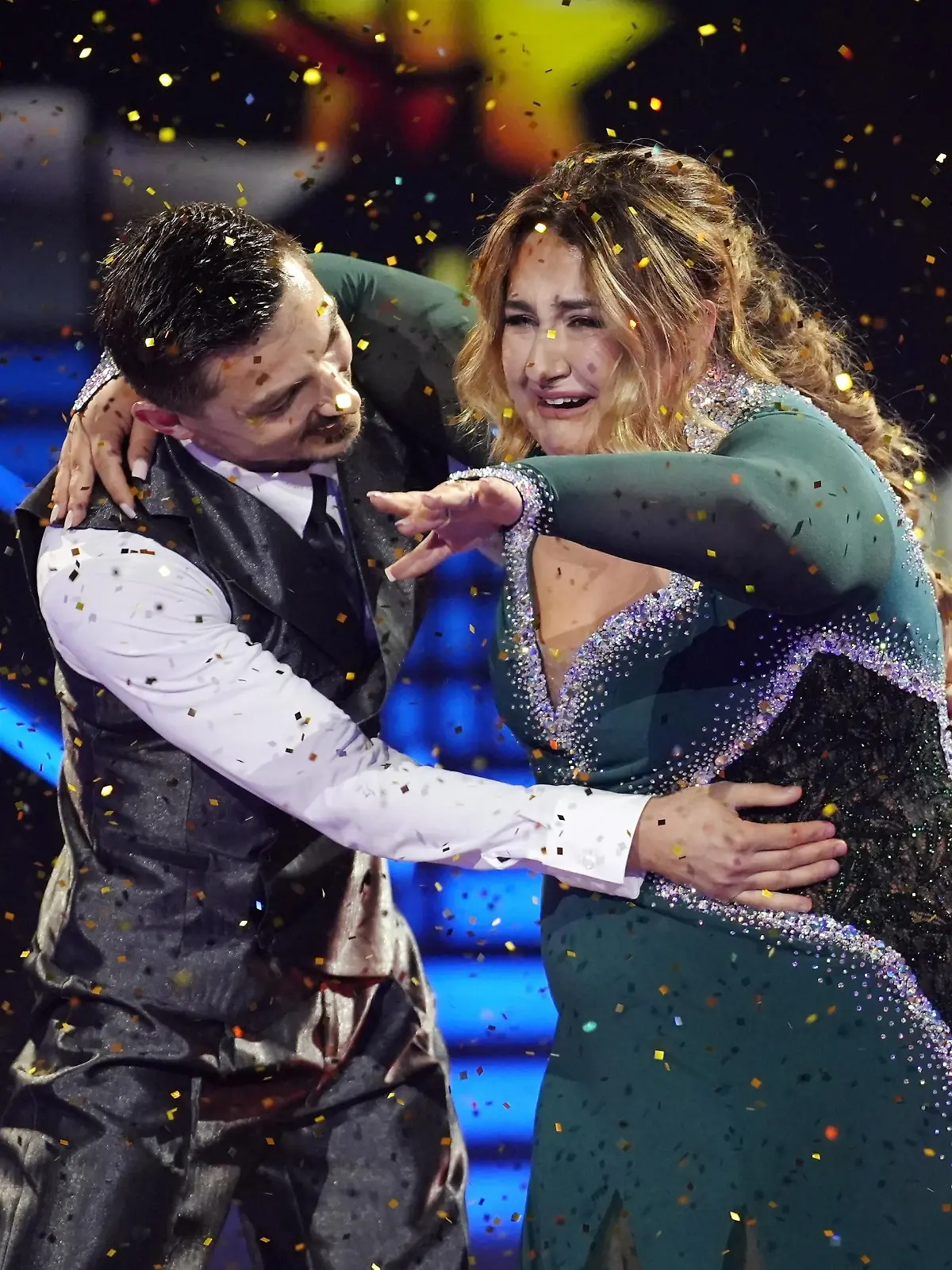 selfiesandra und Zsolt Sándor Cseke tanzen Wiener Walzer zu „Oh Holy Night”

+++ Die Verwendung des sendungsbezogenen Materials ist nur mit dem Hinweis und Verlinkung auf RTL+ gestattet. +++