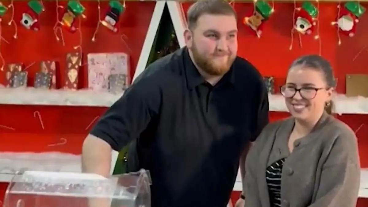 Dickes Luxusauto zu Weihnachten! GenZ-Chef macht Mitarbeitern MEGA-Geschenke Im Wert von 100.000 Euro